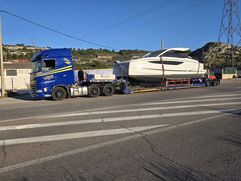 Transport routier de bateaux à moteur de pêche et de promenade avec service de manutention spécialisé