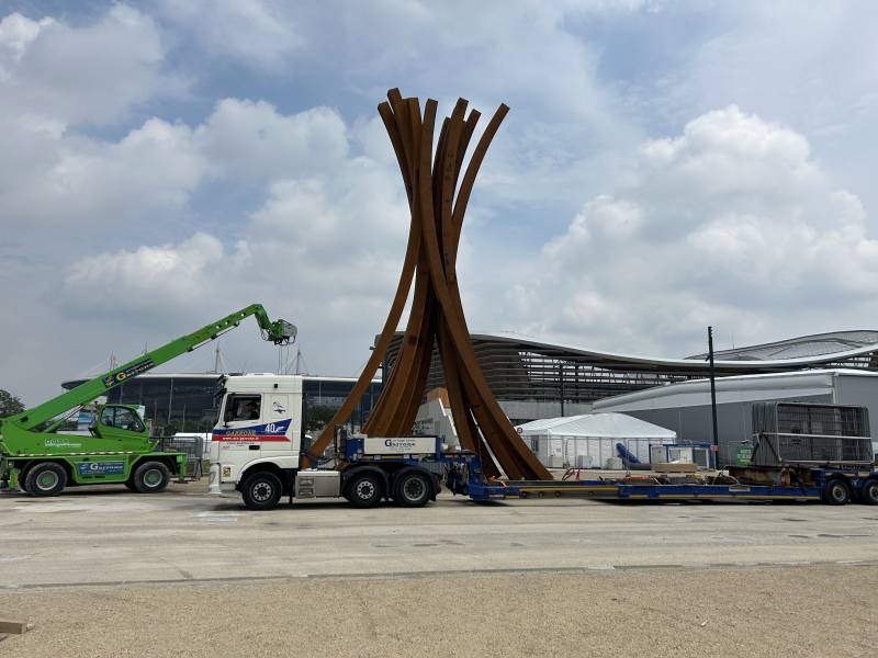 Transport et installation d'une sculpture monumentale de 18 mètres de hauteur de l'artiste Bernar Venet à Paris